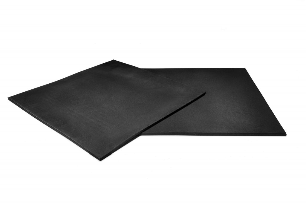 dalle-caoutchouc-25-mm-noir-100-x-100-cm-1024x683